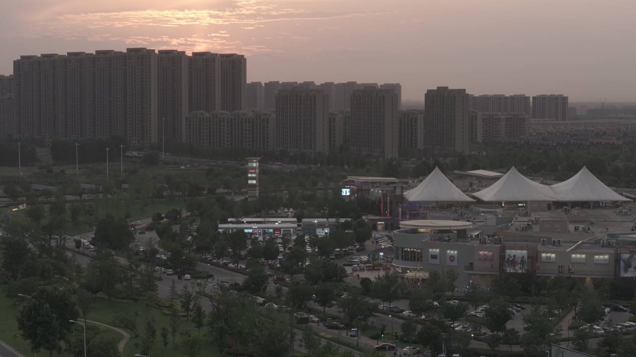 城市日落下的购物中心