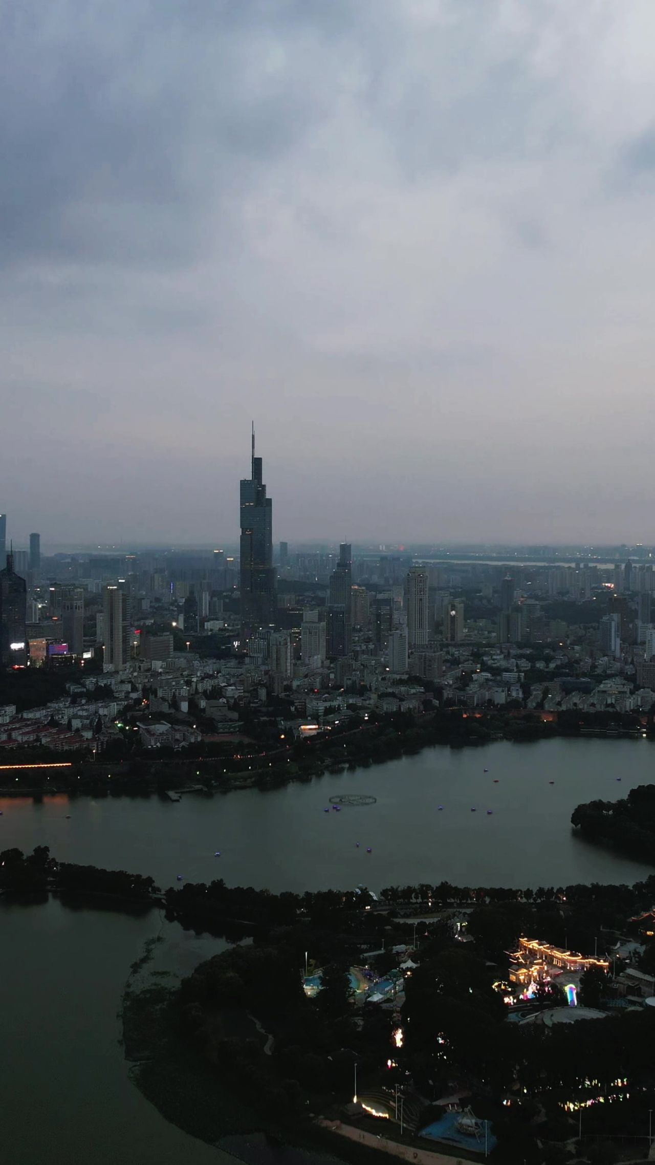 江苏南京玄武湖竖屏航拍 