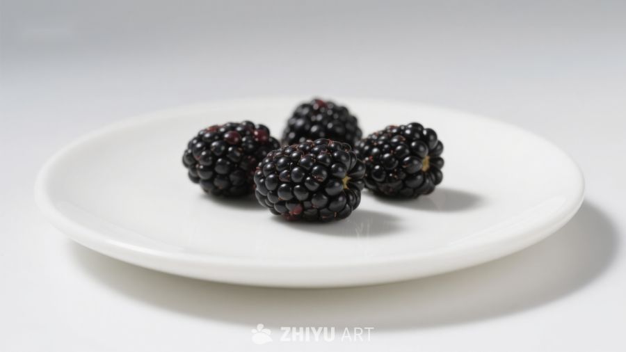 白色盘子上的四颗黑莓