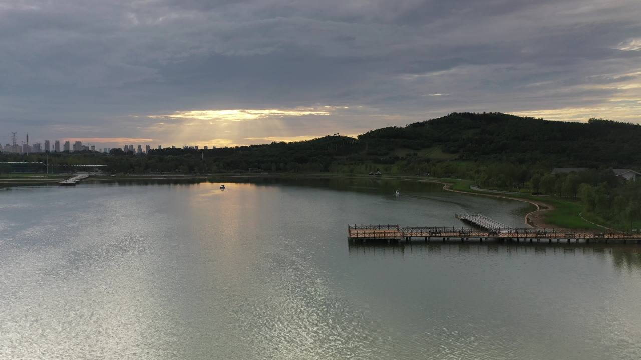 湖畔日落：自然与城市的和谐之美