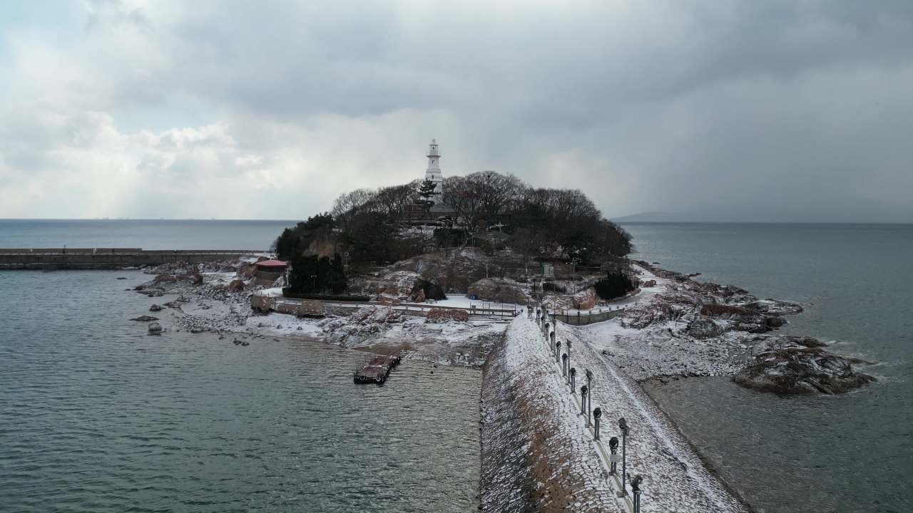 青岛市南海边老城区小青岛公园冬天雪景航拍 21