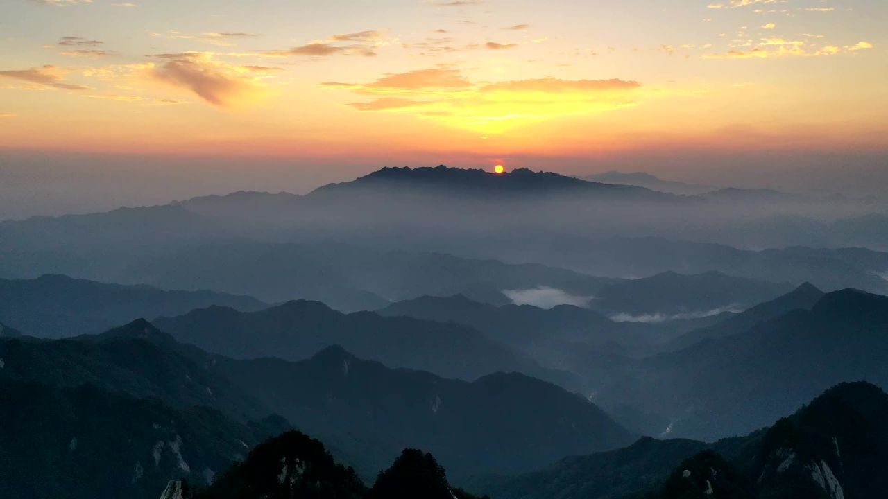 山间日出