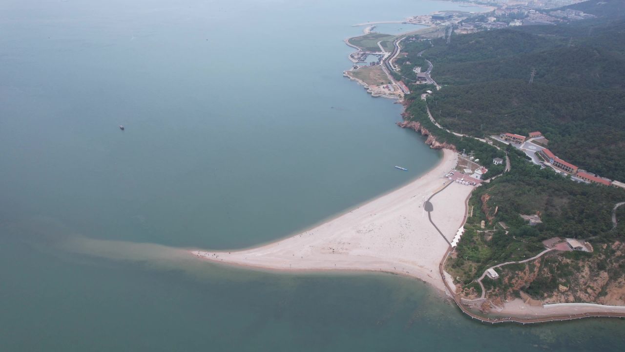 山东长岛黄渤海交汇处大海海浪沙滩航拍 