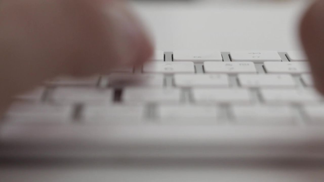电脑键盘键入白
