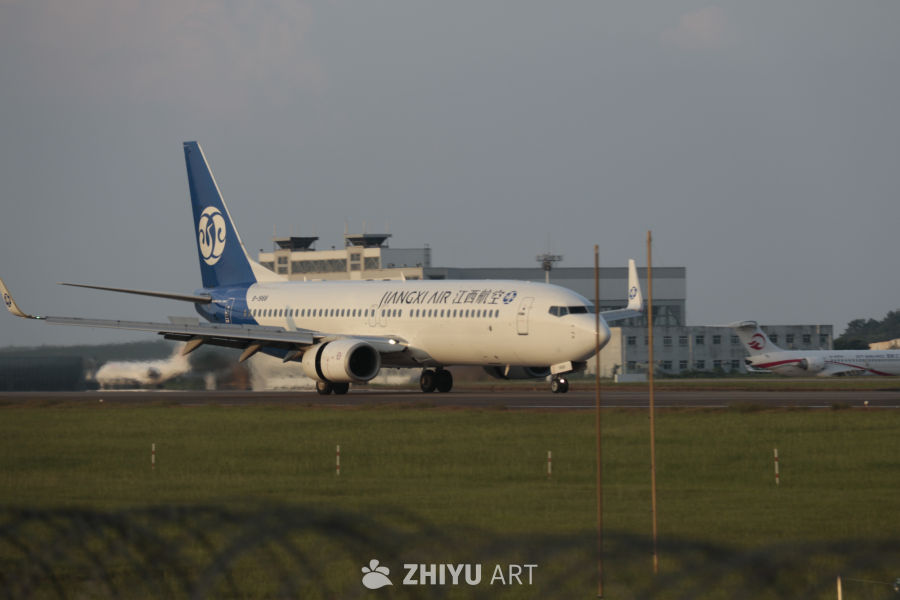 江西航空飞机准备起飞