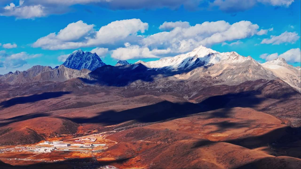 四川甘孜川西雅拉雪山航拍 4