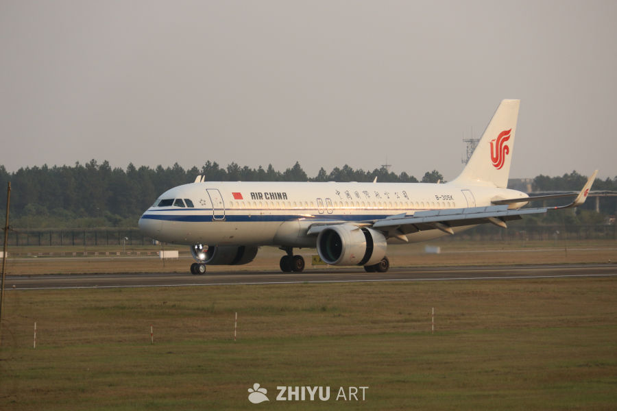 清晨中国国际航空A320起飞