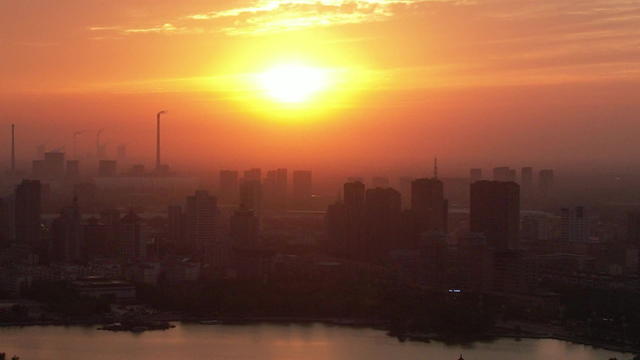 城市夕阳晚霞火烧云夜景降临山东聊城 