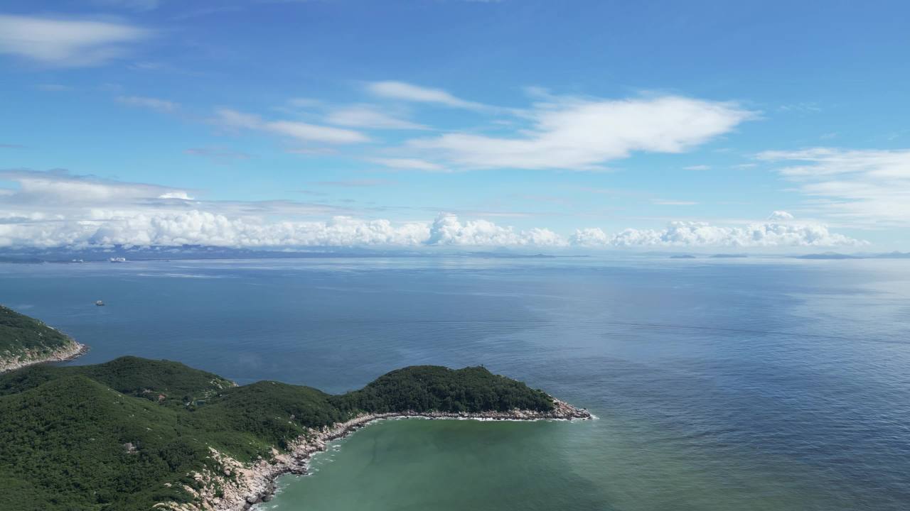 海天一色的宁静海岸