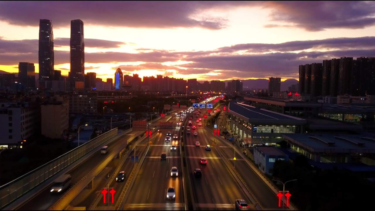 城市黄昏的繁忙景象