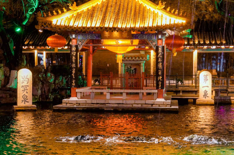 趵突泉的夜景:探秘千年流淌的清泉奇迹