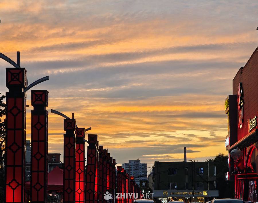 黄昏下的红色灯笼街