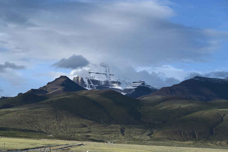 西藏阿里云层中的宇宙中心冈仁波齐神山