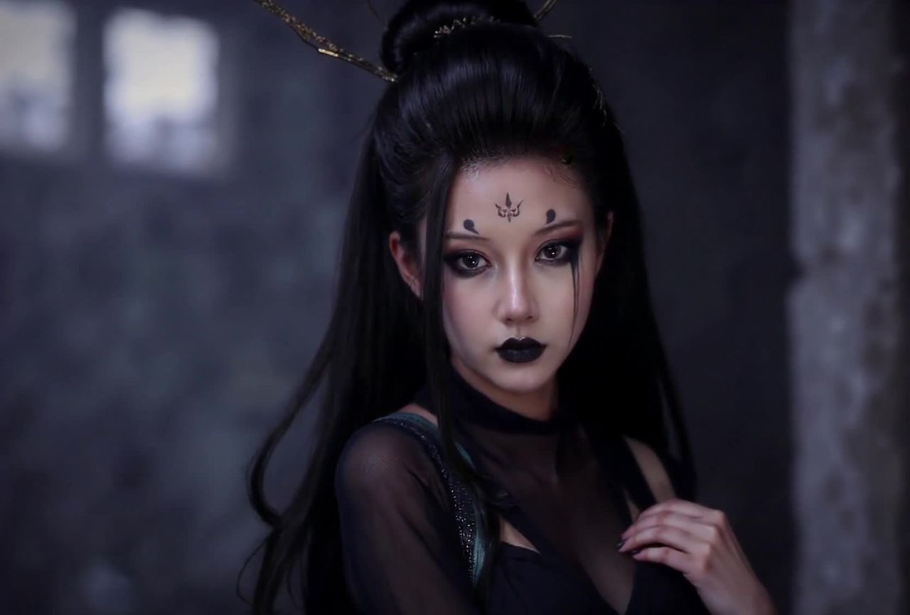 神秘黑发女子，精致妆容，眼神深邃，黑唇冷艳。
