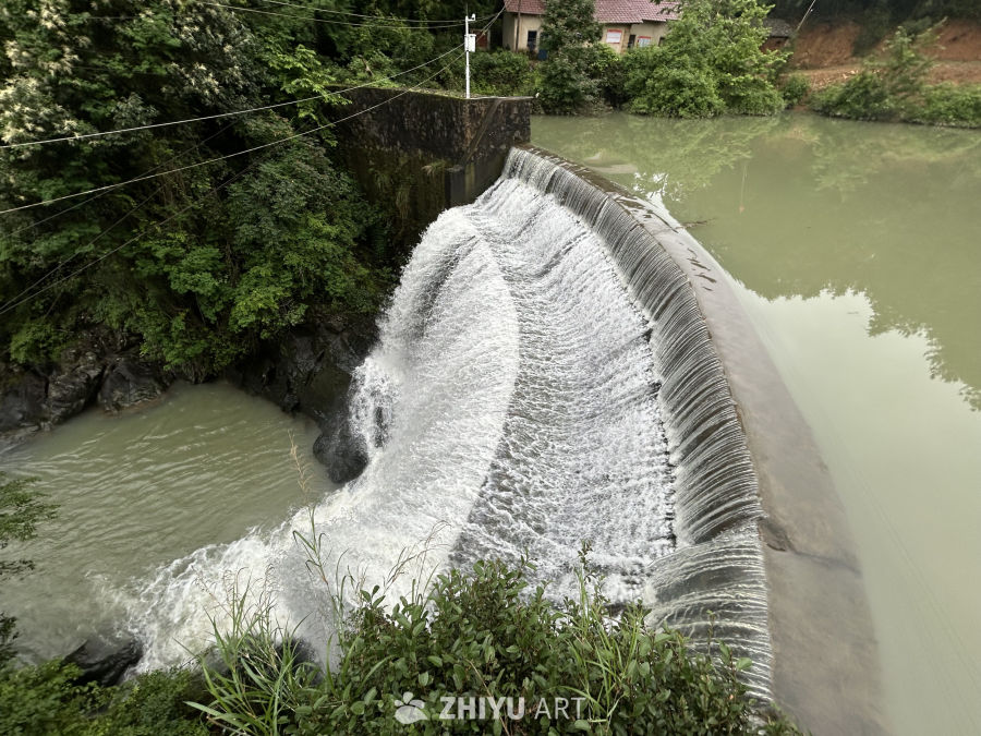 乡村水坝的静谧时光
