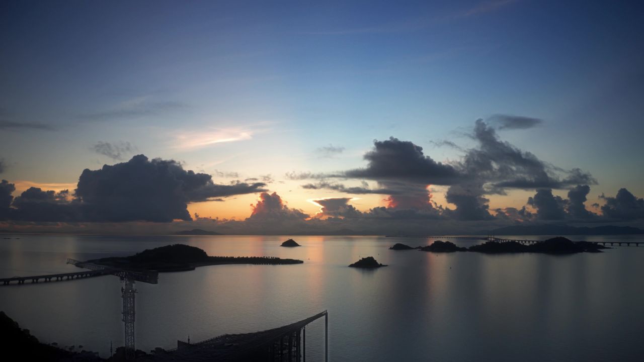 清晨港珠澳大桥延时拍摄云