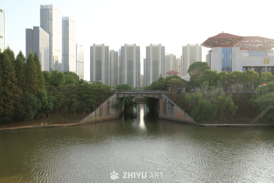 城市中的静谧河流