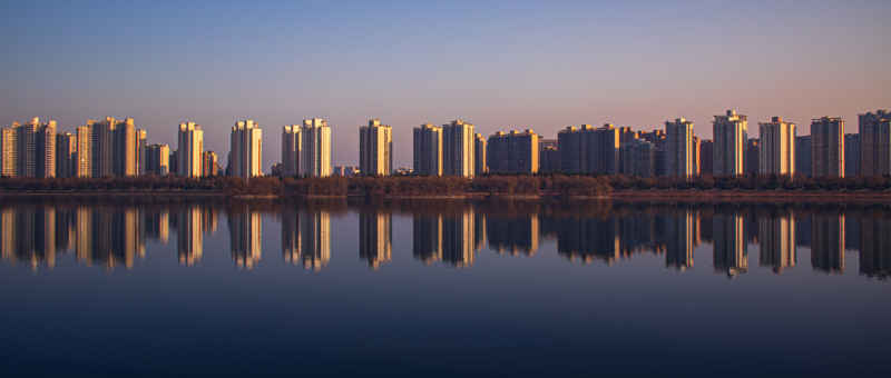 夕阳下的洛河滩