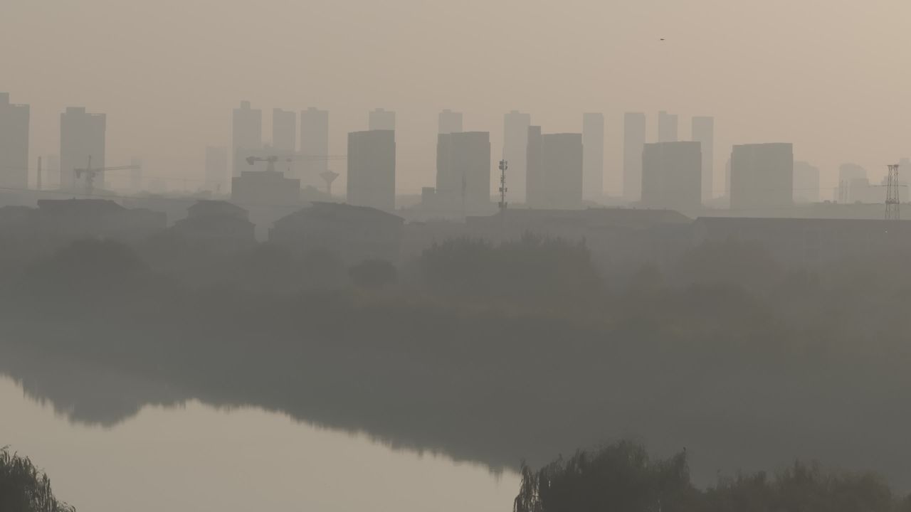 晨雾中的城市湖景