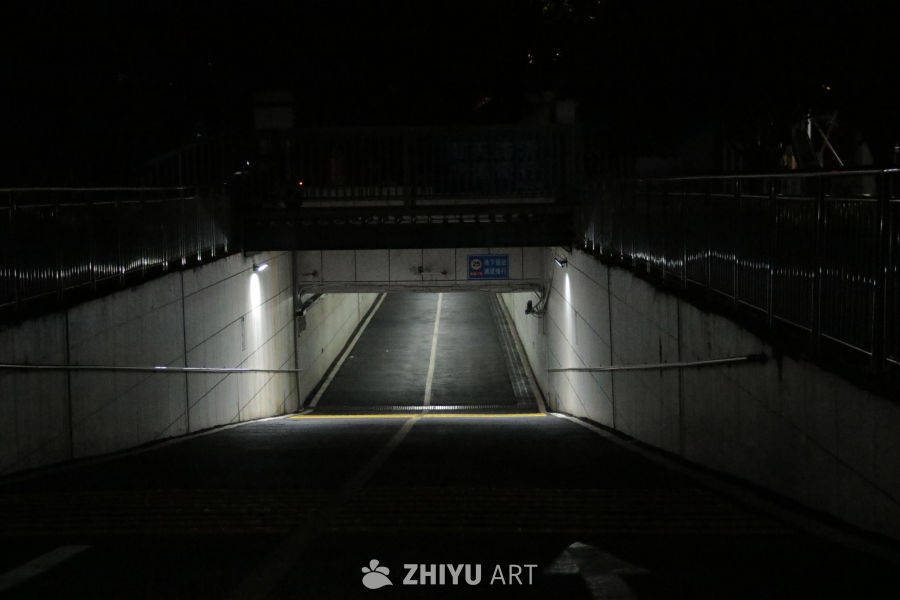 夜幕下的地下通道