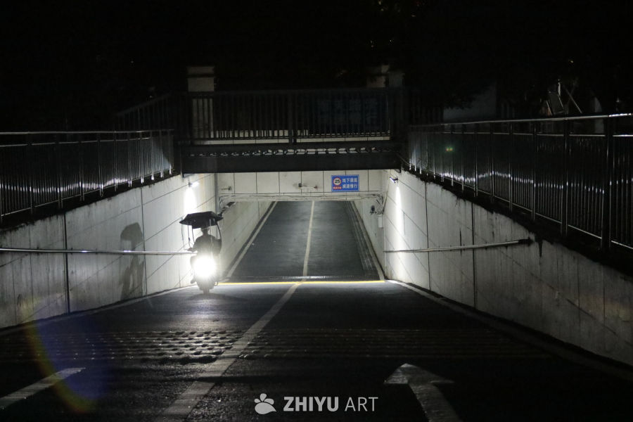 夜行隧道的孤独身影