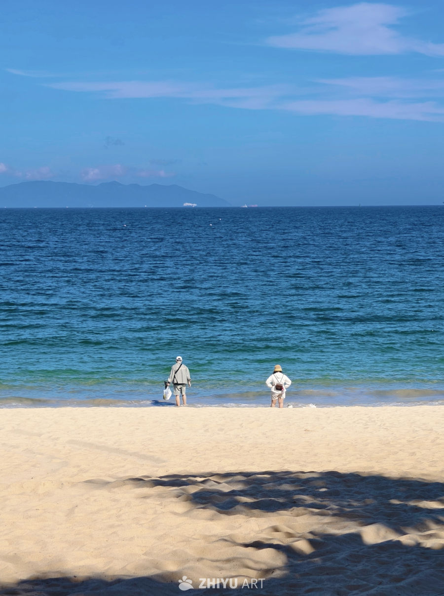 海滩漫步：蓝海与远山