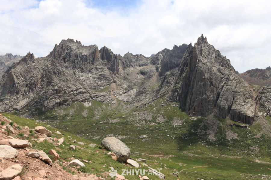 高山峡谷的壮丽景色