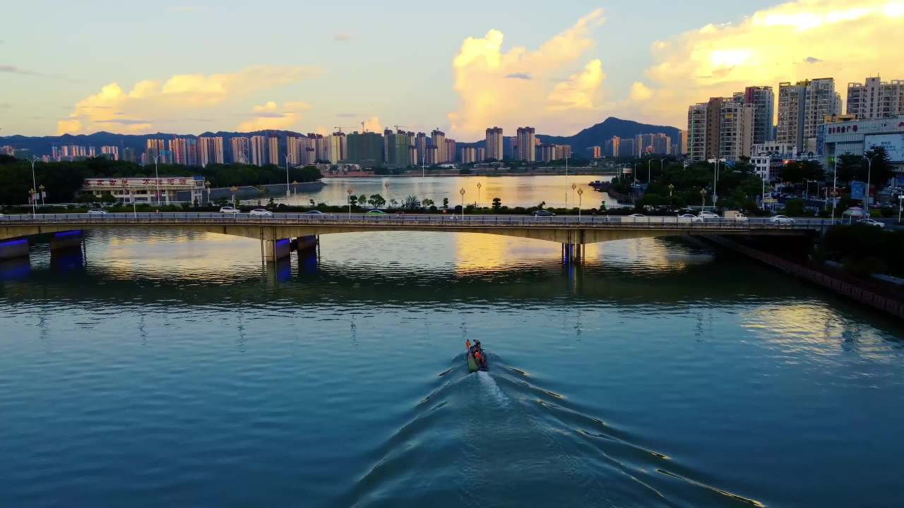 城市河流桥梁黄昏景象