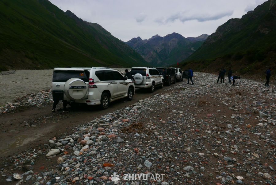 山间石路的探险之旅