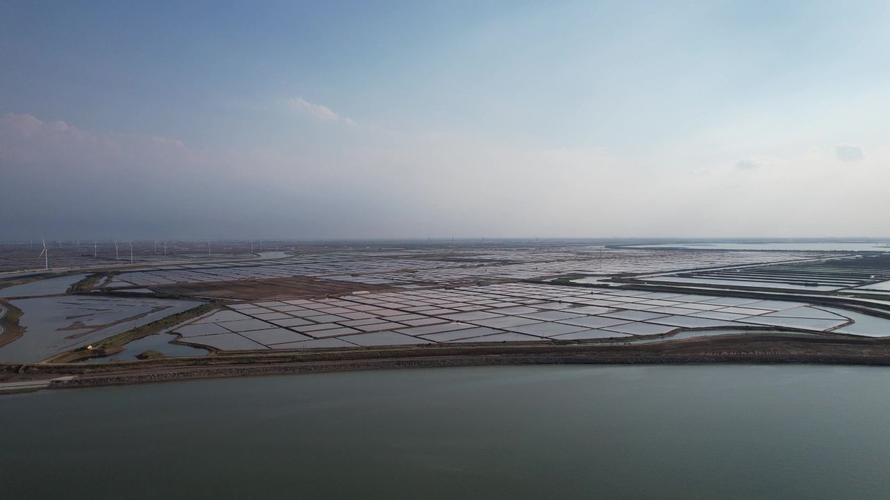 大海海洋沙滩礁石海岛自然风光航拍 