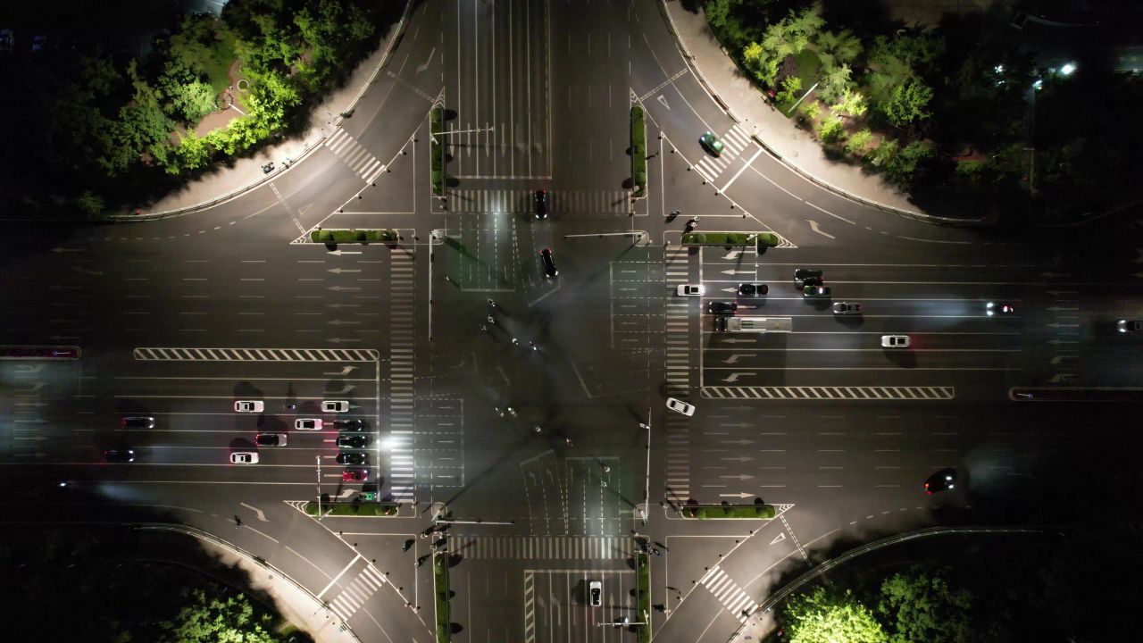 城市十字交叉路口交通车辆行驶夜景航拍 