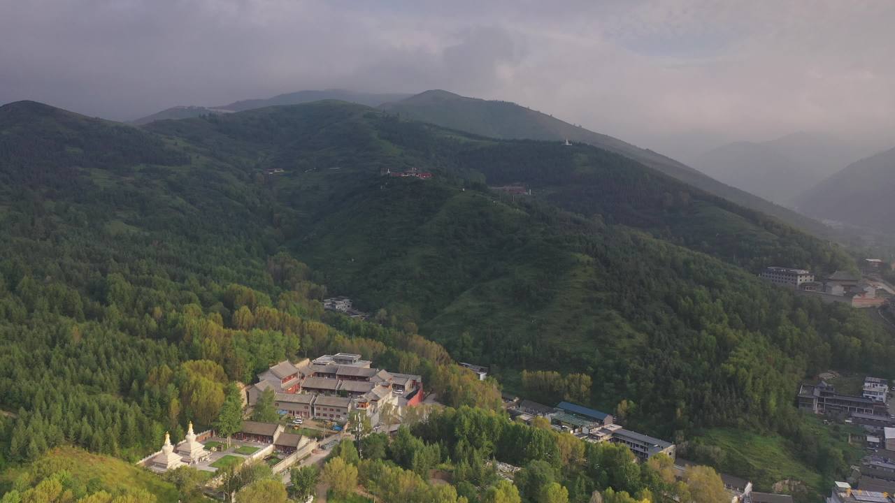 山间寺庙航拍