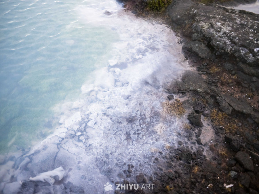 温泉边的岩石与蒸汽