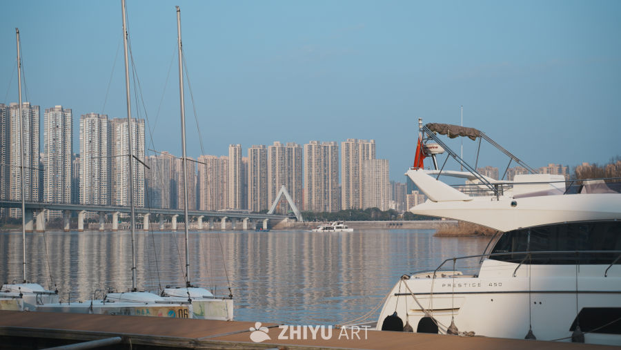 水岸与游艇