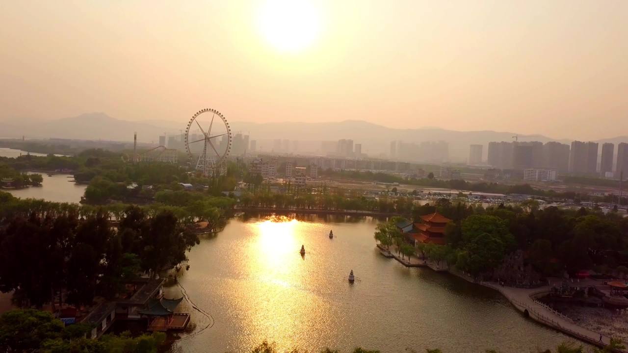 日落下的摩天轮与湖畔