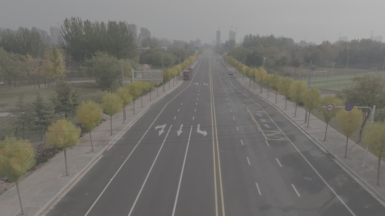 雾中城市道路