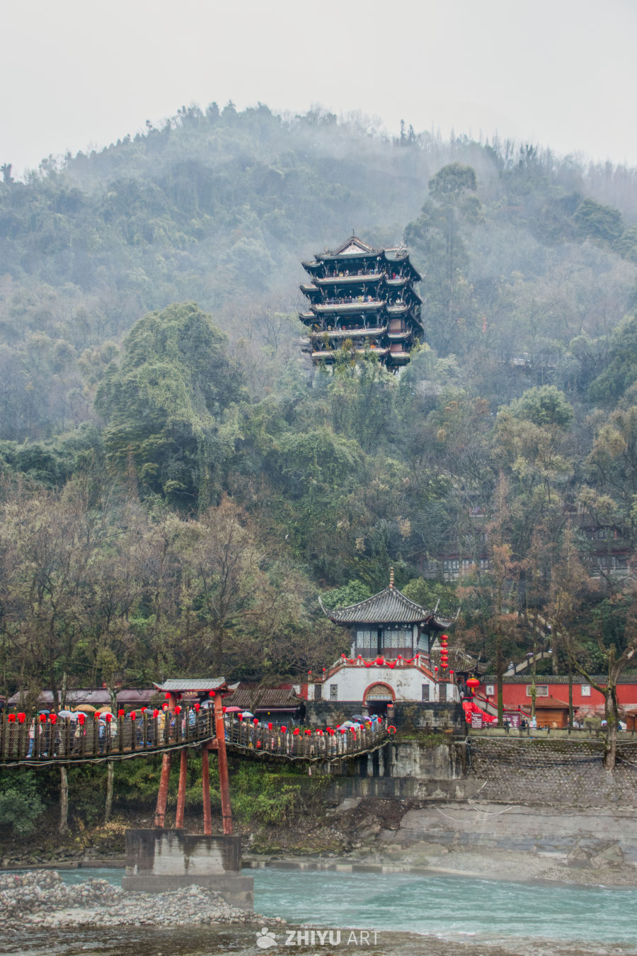 雾中古塔