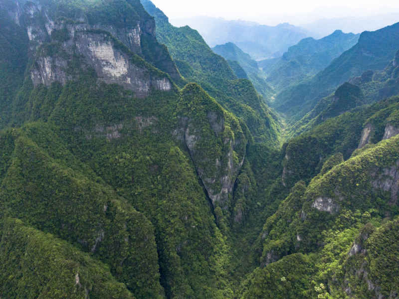 湖南张家界大山深处山谷悬崖