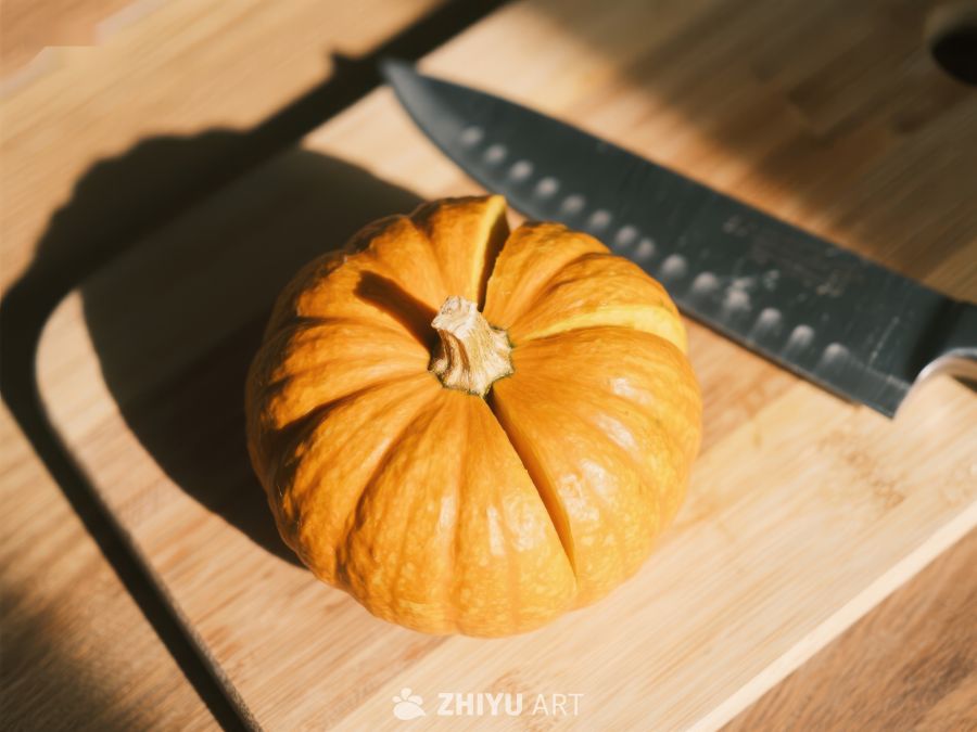 切开的小南瓜与刀具 307
