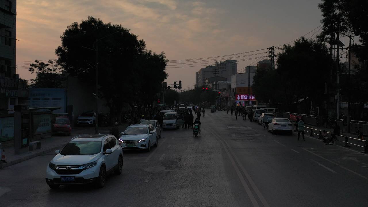 城市黄昏的繁忙街头