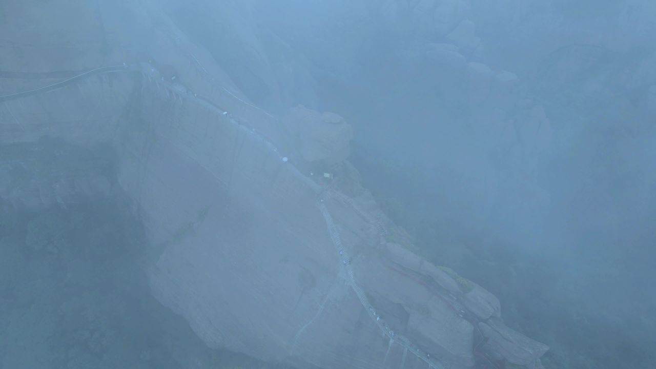 航拍雾中江西上饶弋阳龟峰景区丹霞地貌的石柱山体和森林 2