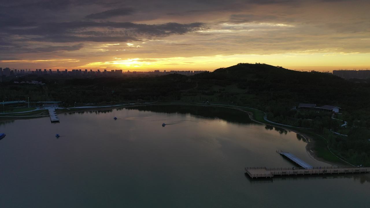 湖畔日落：自然与城市的和谐之美