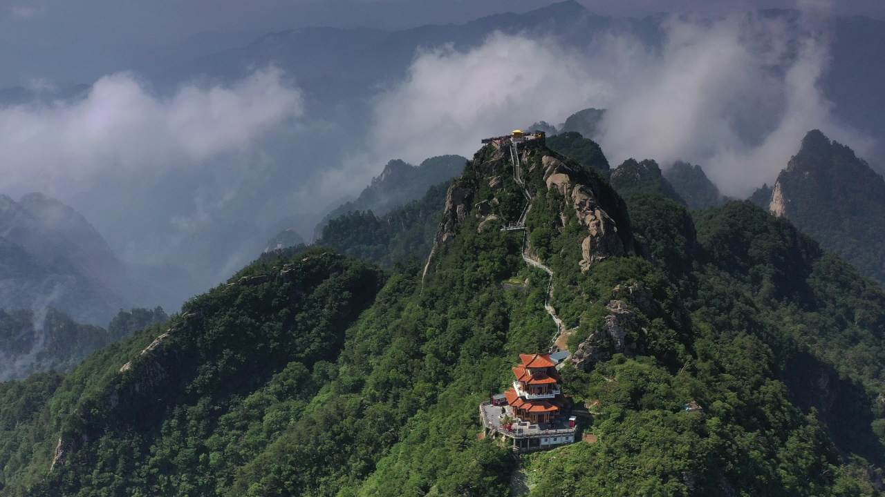 云端寺庙：山巅上的宁静