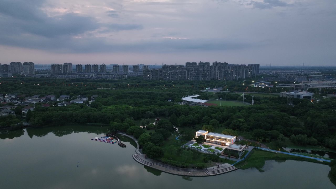 4K航拍昆山体育生态园夜景