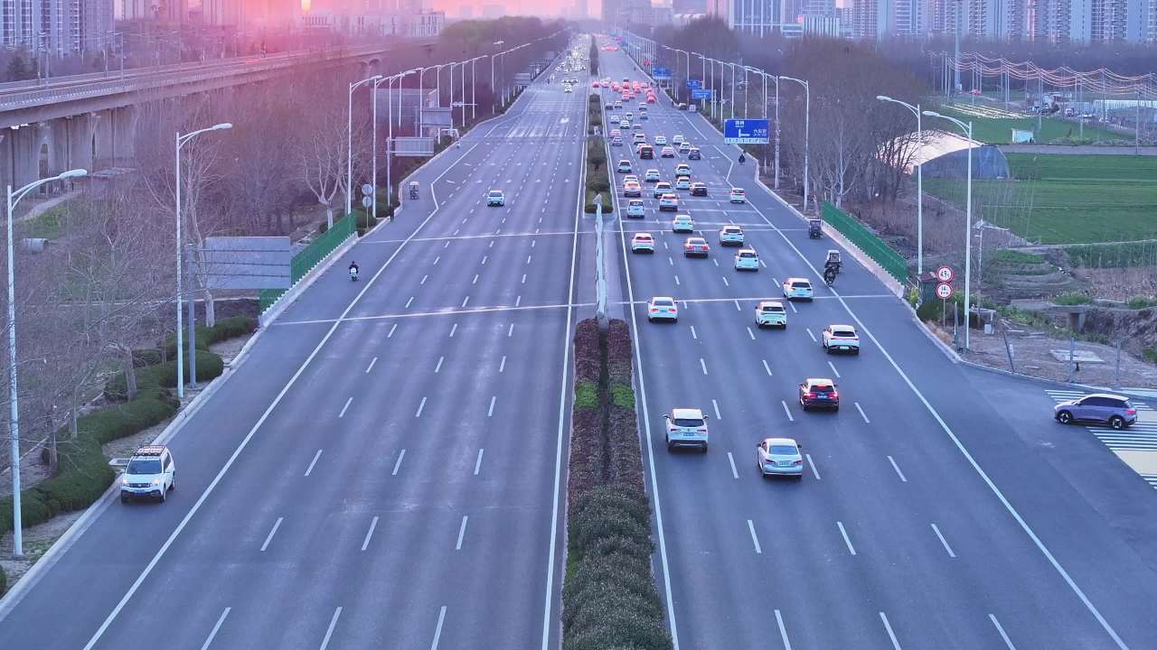 夕阳下的城市高速