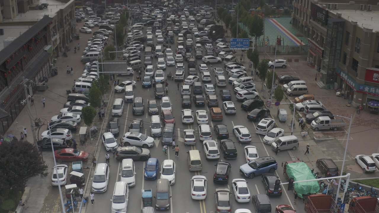 城市街头的繁忙景象