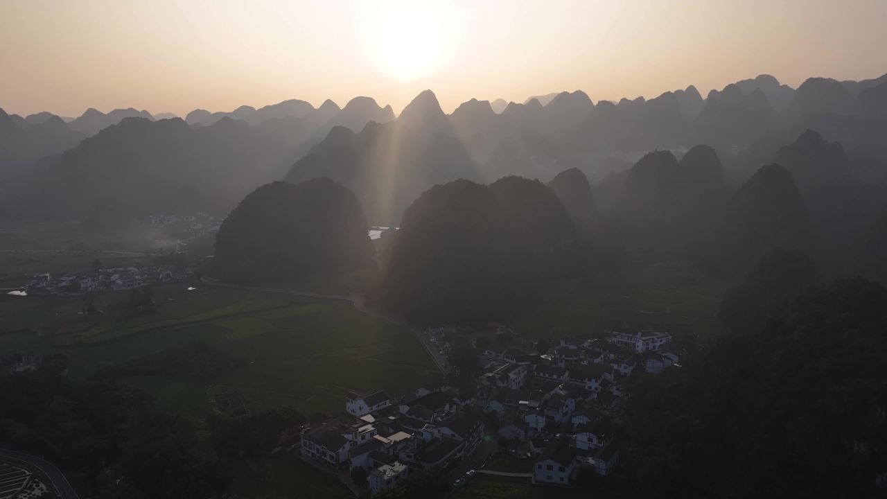 贵州万峰林日落   喀斯特峰林水墨