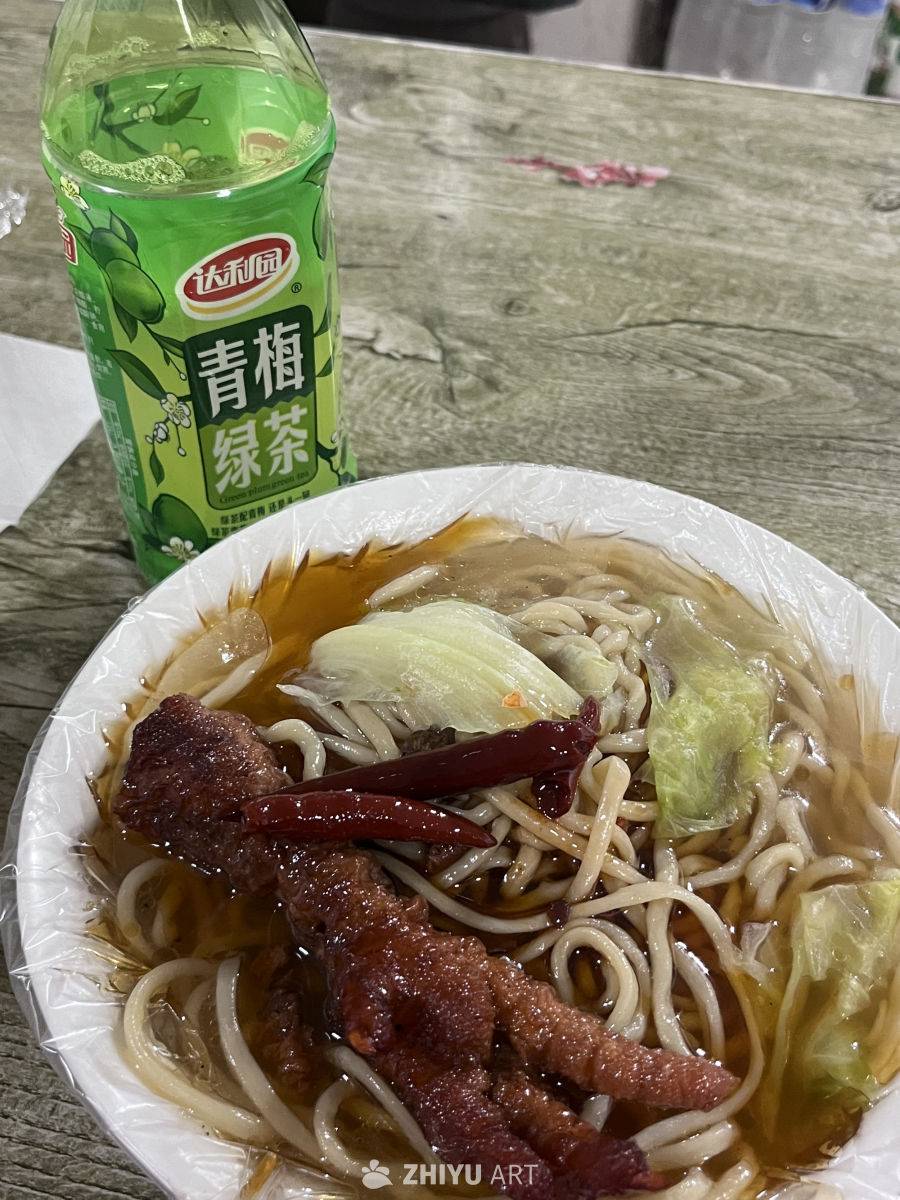 青梅绿茶配辣条面