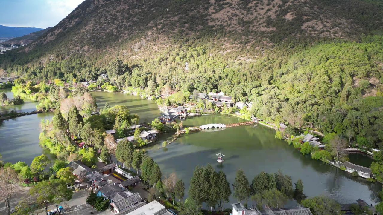  航拍云南丽江黑龙潭景区4A景区