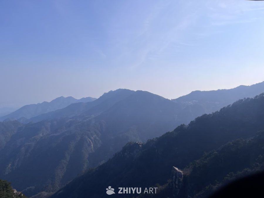 山间晨雾